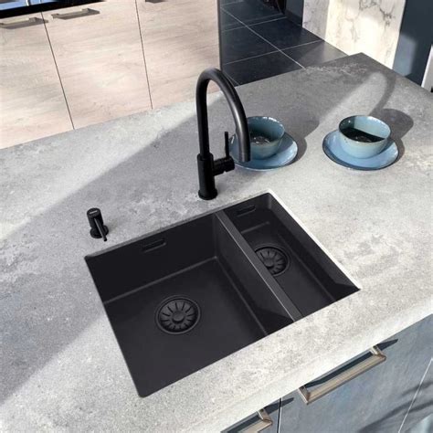 Verschillende modellen Lorreine spoelbakken in diverse kleuren en materialen, met nadruk op de SuperPlug en Black series.