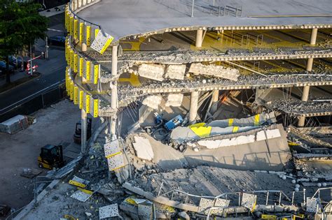 Foto van de ingestorte parkeergarage bij Airport Eindhoven