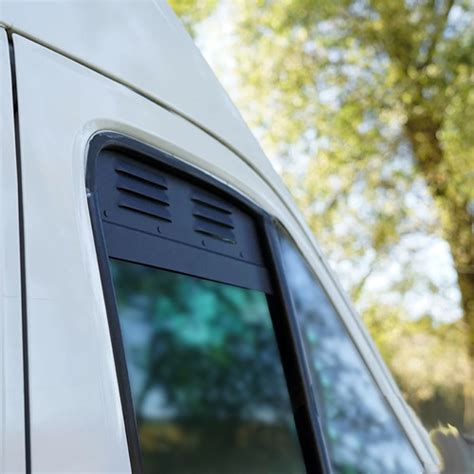 Bild: Vooruwbus window grilles montage