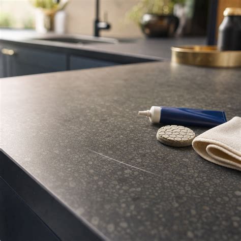 Overzichtsstappen voor spoelbakonderhoud per materiaal