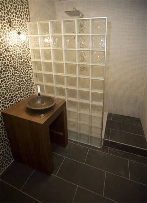 Foto van badkamerindeling met glasblokken en wastafelmeubel