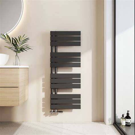 Foto: Zwarte handdoekradiator in moderne badkamer