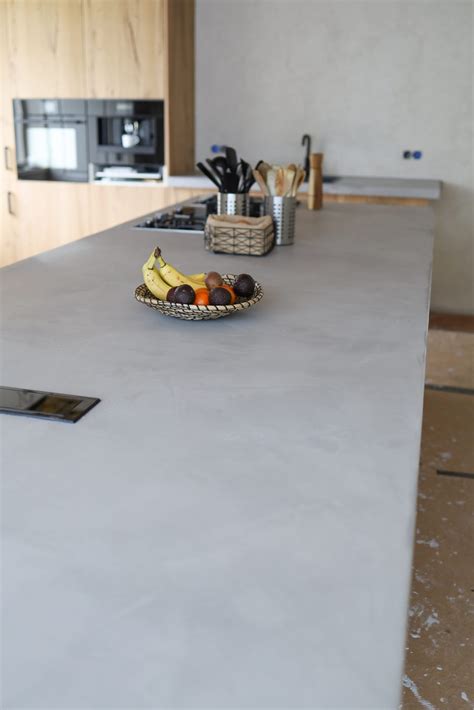 Detailfoto van een beton ciré aanrechtblad met een subtiele textuur