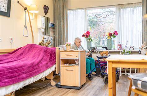 Zicht op groen en buitenruimte in een verpleeghuis