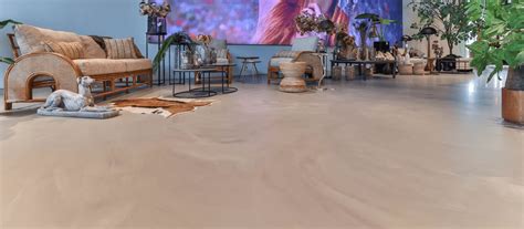 Showroom met diverse gietvloeren in verschillende kleuren en texturen