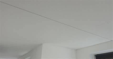 Afbeelding: voor- en na-beelden van spackplafond met korrelstructuur