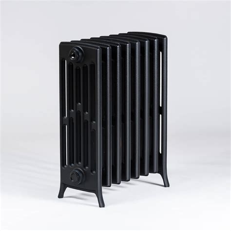 Illustratie van de interne structuur van een gietijzeren radiator die de warmteopslag demonstreert