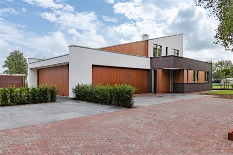 Illustratie van een huis met gestucte gevels