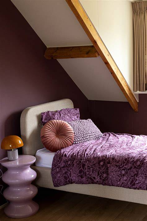 Foto: zolder met paarse muur Royal Mauve en beige plafonds