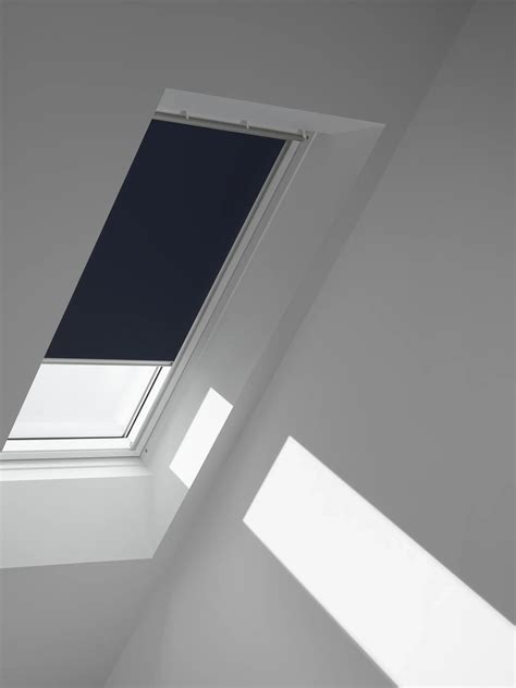 Collage van verschillende VELUX raamdecoraties, waaronder verduisterende rolgordijnen, plisségordijnen en buitenzonweringen.