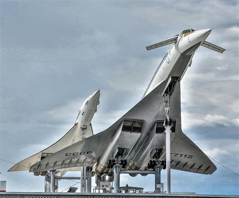 Overzicht van de museumhal met de Concorde en Tu-144