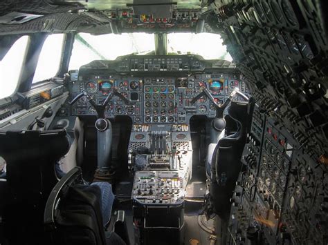 Interieur van de Concorde met zicht op de cockpit