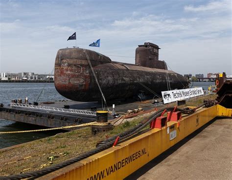 De U17 onderzeeër hangend boven de parkeerplaats van het museum