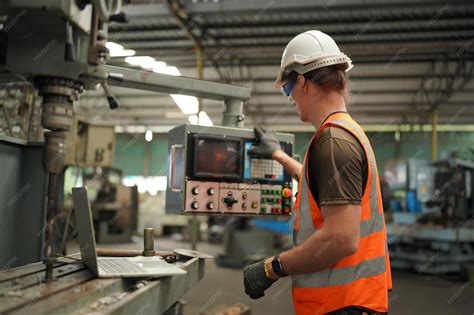 Foto van de gebroeders Van Boxtel tijdens het werk, met een tevreden klant op de achtergrond