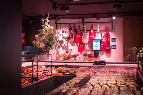 Gedetailleerde foto van de vernieuwde beenhouwerijafdeling met vers vlees