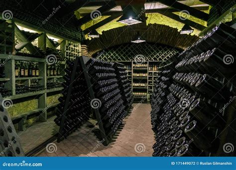 Panoramische foto van de indrukwekkende wijnkelder met duizenden flessen