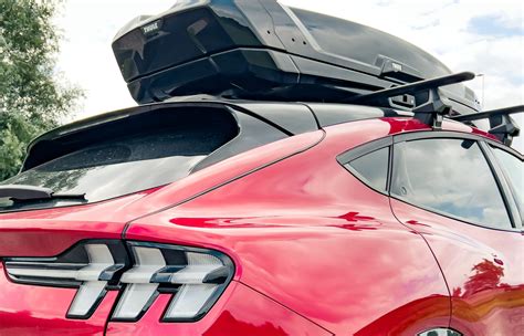 Illustratie van een auto met een dakkoffer, die de extra opbergruimte benadrukt.