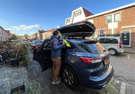 Infographic die de juiste gewichtsverdeling in een auto en dakkoffer toont.