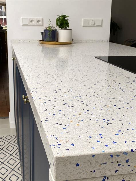 Voorbeeld van een kleurrijk terrazzo aanrechtblad met zichtbare steentjes.