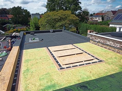 Visualisatie van de opbouw van een EPDM dak met details over flashing en afdichtingen.