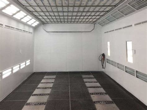 Foto van moderne spuitcabine en spuitwerk op locatie
