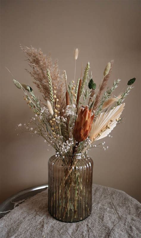 Keramieken Suus vaas met een landelijke uitstraling, gevuld met droogbloemen.