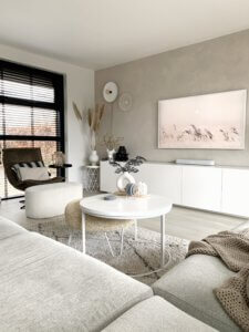 betonlook muur woonkamer